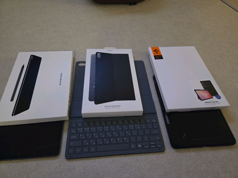 갤럭시탭S11 5g 256GB + 삼성정품 키보드 북커버 + 슈피겐 터프아머--5