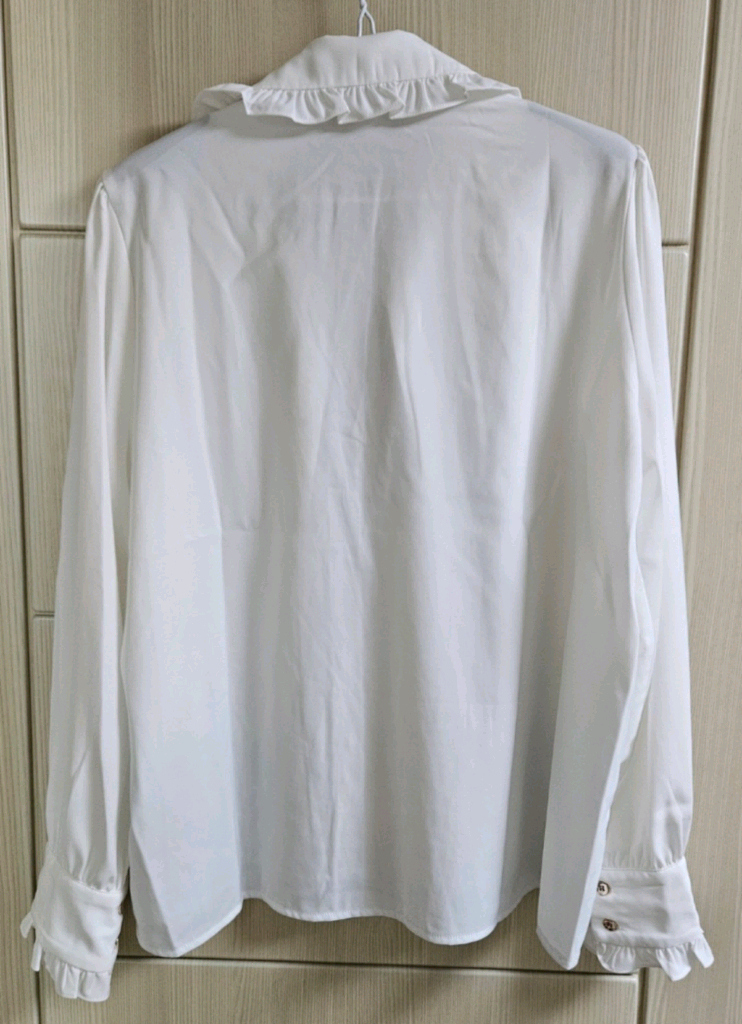 [새상품]리리앤코 파리랑데뷰 빅카라 프릴 배색 타이 블라우스 화이트--6