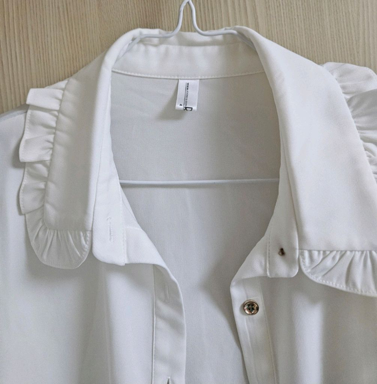 [새상품]리리앤코 파리랑데뷰 빅카라 프릴 배색 타이 블라우스 화이트--7