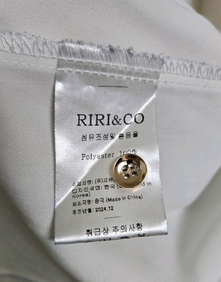 [새상품]리리앤코 파리랑데뷰 빅카라 프릴 배색 타이 블라우스 화이트--8