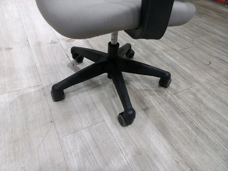 회색 메쉬 사무용 의자 새상품급 판매 (중구 대봉동) 이미지
