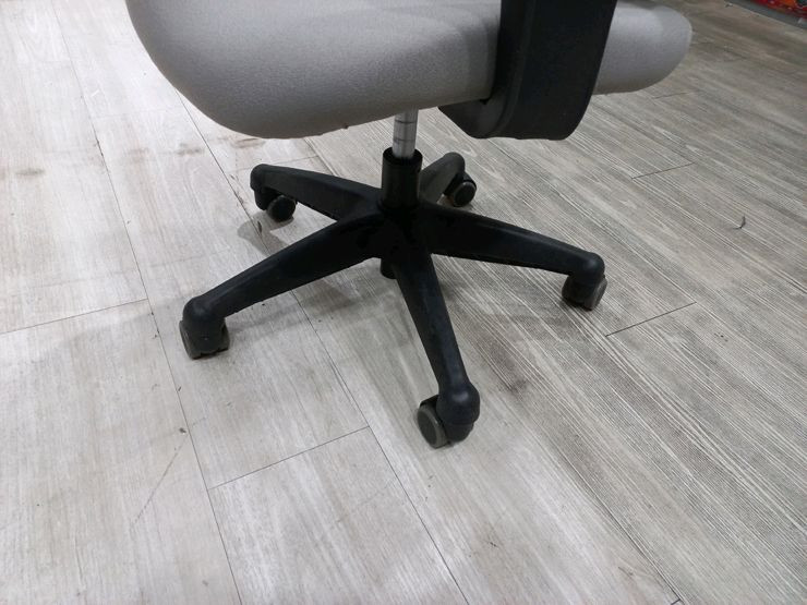 회색 메쉬 사무용 의자 새상품급 판매 (중구 대봉동) 이미지