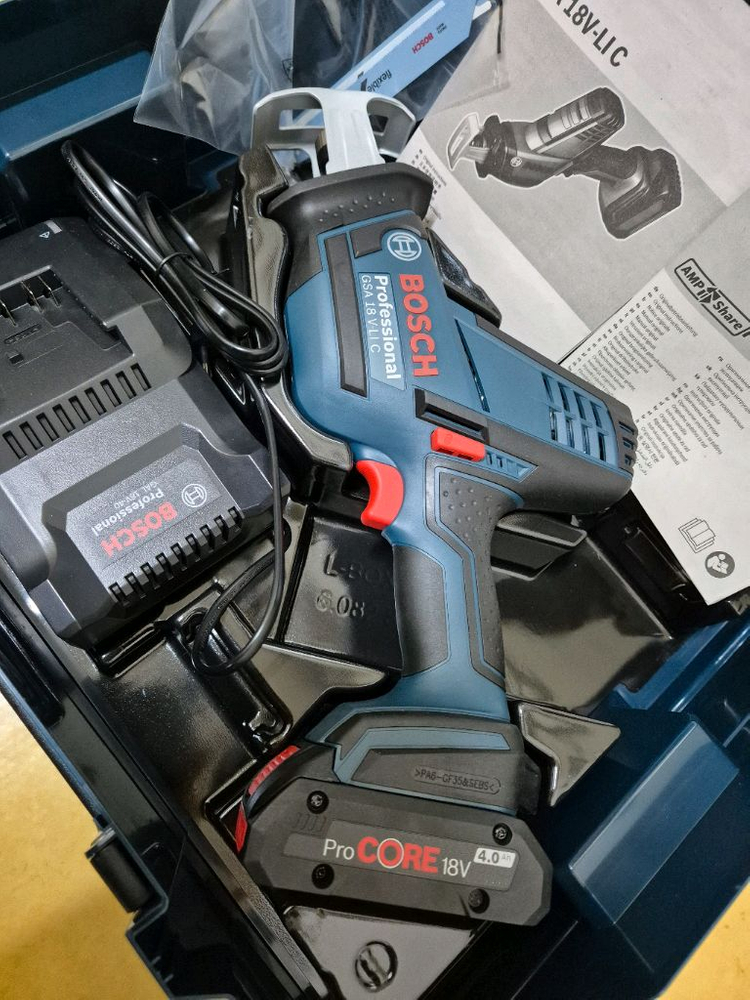보쉬 충전컷소 GSA18VLIC (프로코아 4.0Ah)--1