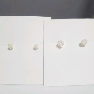 착용샷) 화이트 로즈 장미 자개 플라워 귀찌 (실리콘)