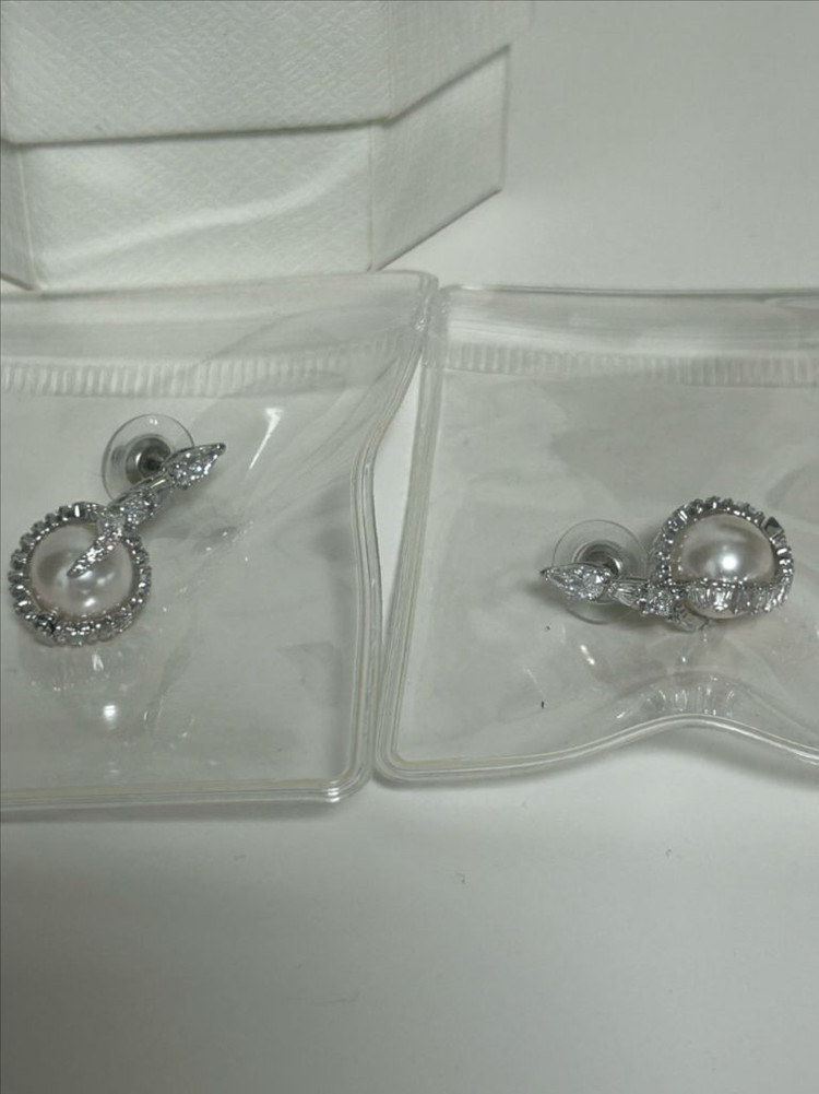 스와로브스키 귀걸이 미착용 새 제품 2개--1