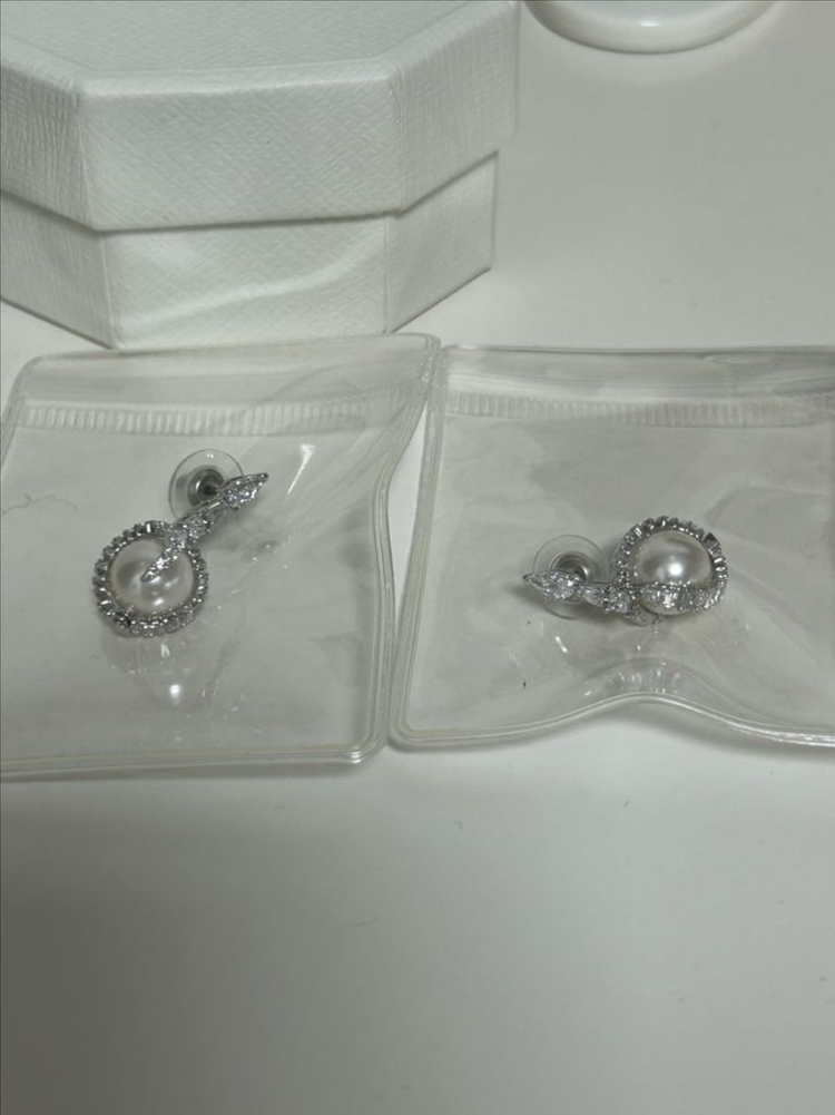 스와로브스키 귀걸이 미착용 새 제품 2개--2