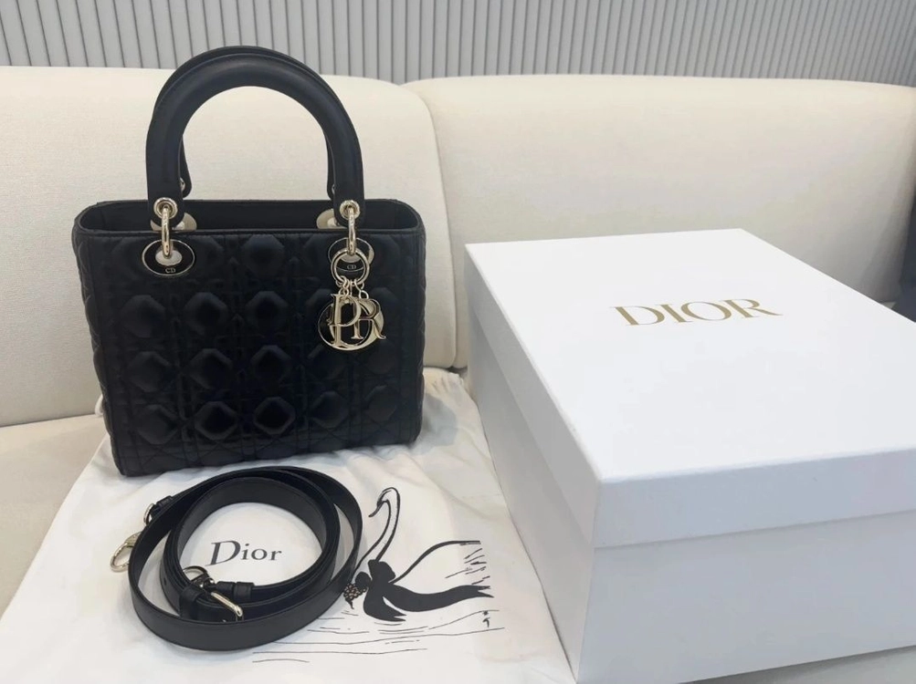Lady Dior 레이디 디올 미디엄백 (블랙 까나쥬 양가죽) - 안심되는 중고거래