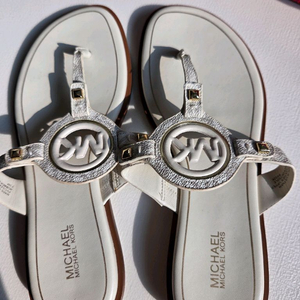 마이클코어스MK로고 쪼리샌들 245.7.5사이즈