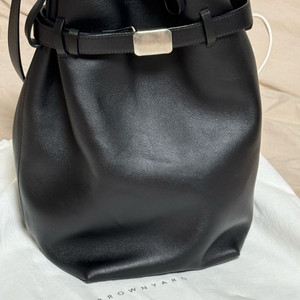 브라운야드 레더 버킷백 팝니다