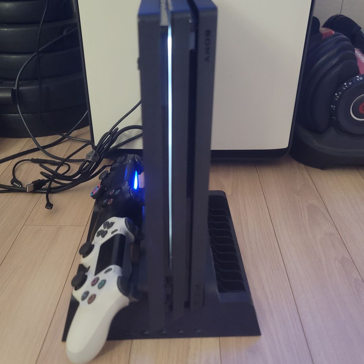 [풀세트] PS4 Pro 7117B(SSD교체) + 패드 2개 + 카메라 + 게임 8종 일괄--7