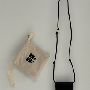 가니 / 보 로고 스트랩 지갑 / 블랙