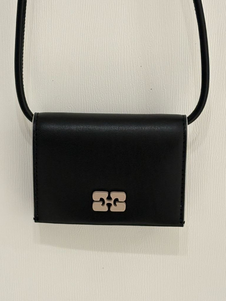 가니 / 보 로고 스트랩 지갑 / 블랙--2