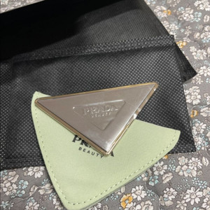 프라다 뷰티 휴대용 거울