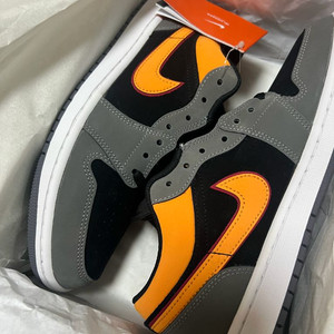 조던 1 로우 SE 블랙 비비드 오렌지