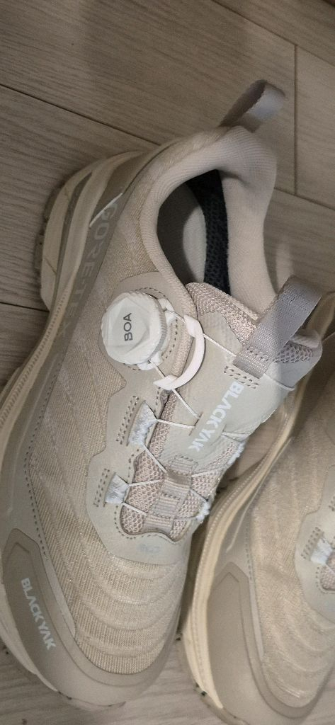 블랙야크 아이유 고어텍스 운동화 이미지