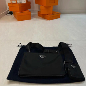 프라다 리나일론 투지퍼 크로스백