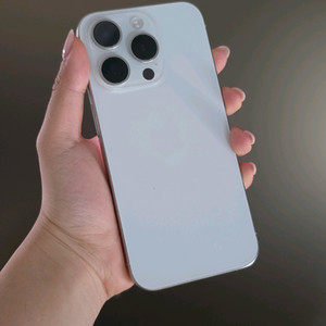 아이폰 15프로 화이트티타늄 256 자급제 팝니다 이미지