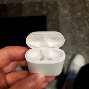 에어팟2세대 본체 이미지