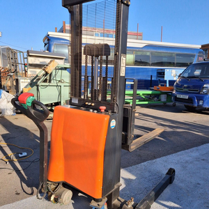 구동형 지지대확장형 전동스테커 포크리프트