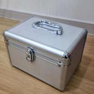 Lac Vert 뷰티 알루미늄 가방 팝니다.(거울내장)