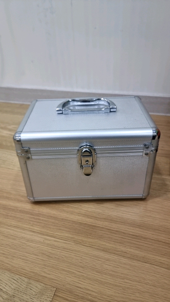 Lac Vert 뷰티 알루미늄 가방 팝니다.(거울내장)--1