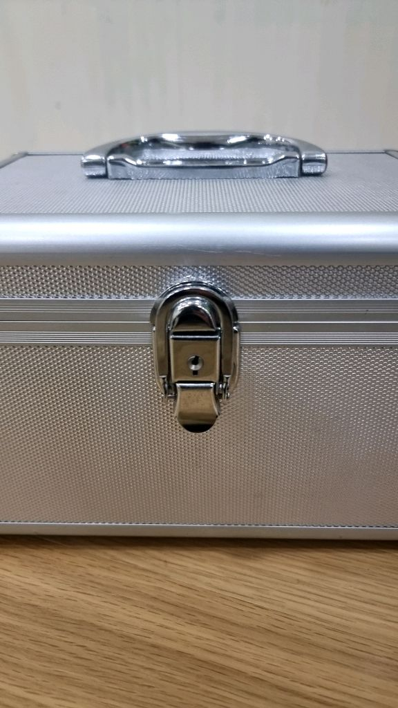 Lac Vert 뷰티 알루미늄 가방 팝니다.(거울내장)--2