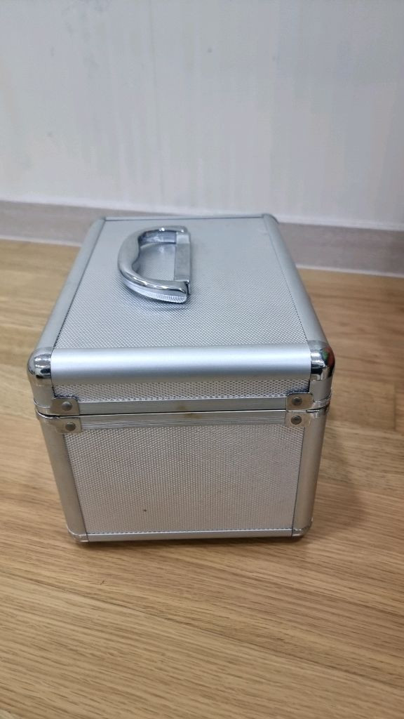 Lac Vert 뷰티 알루미늄 가방 팝니다.(거울내장)--3