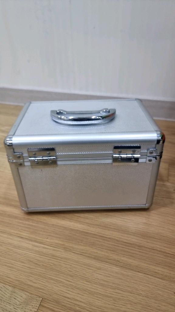 Lac Vert 뷰티 알루미늄 가방 팝니다.(거울내장)--4