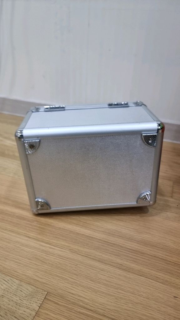 Lac Vert 뷰티 알루미늄 가방 팝니다.(거울내장)--6