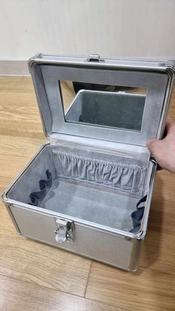 Lac Vert 뷰티 알루미늄 가방 팝니다.(거울내장)--7