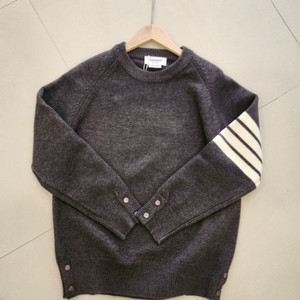 남성 톰브라운 4바 스트라이프 니트 스웨터