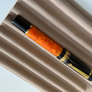 델타 돌체비타 금장 미드사이즈 피스톤필러 만년필입니다