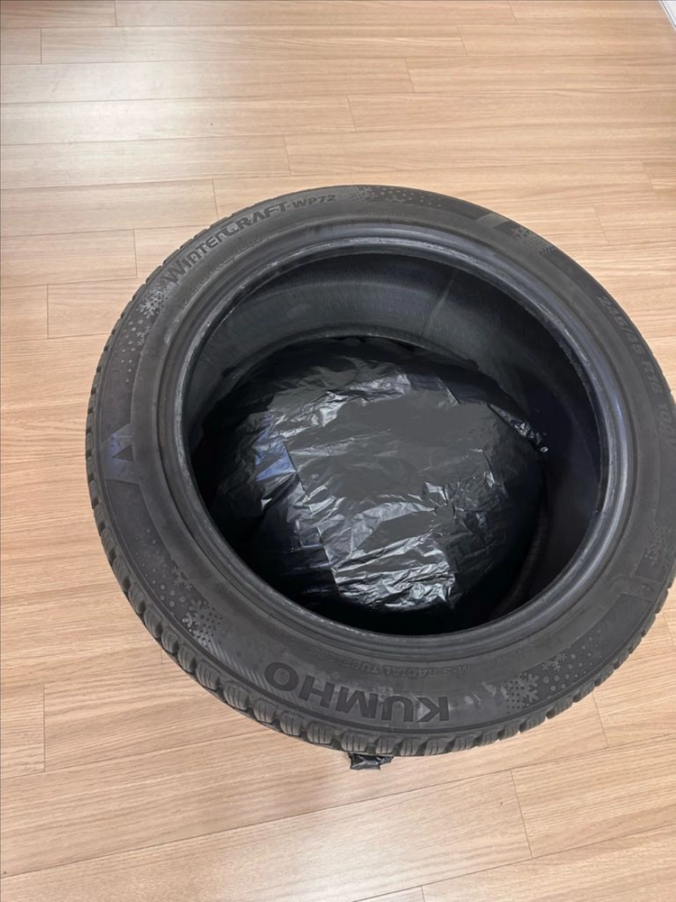 금호 윈터크래프트 WP72 245/45 R18 스노우 타이어 이미지
