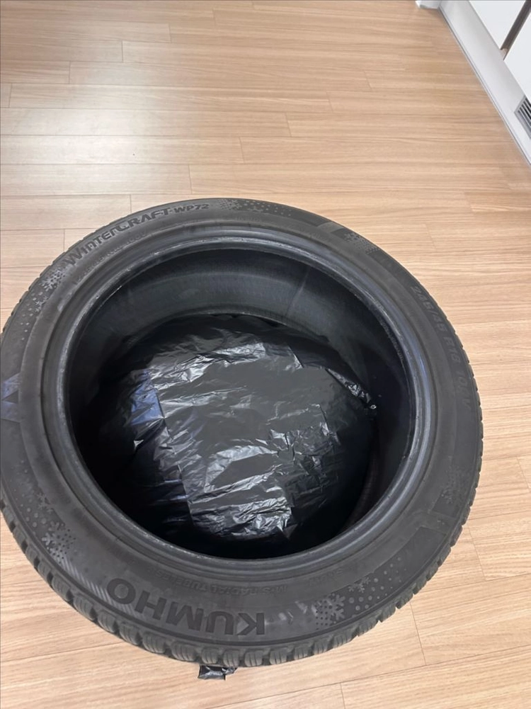 금호 윈터크래프트 WP72 245/45 R18 스노우 타이어 이미지