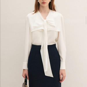 비에이유 바이 브라이드앤유윌라 케이프 타이 블라우스 크림 새상품팔아요