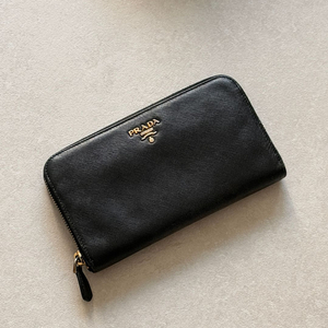 정품 프라다 장지갑 사피아노 메탈