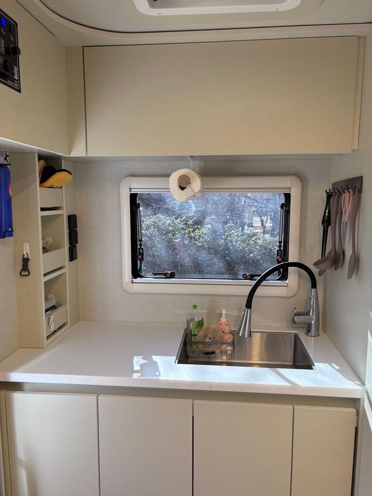 캠핑카2023년 10월 출고 YESRV ZEUS 560RU 프리미엄 패키지 판매합니다 이미지