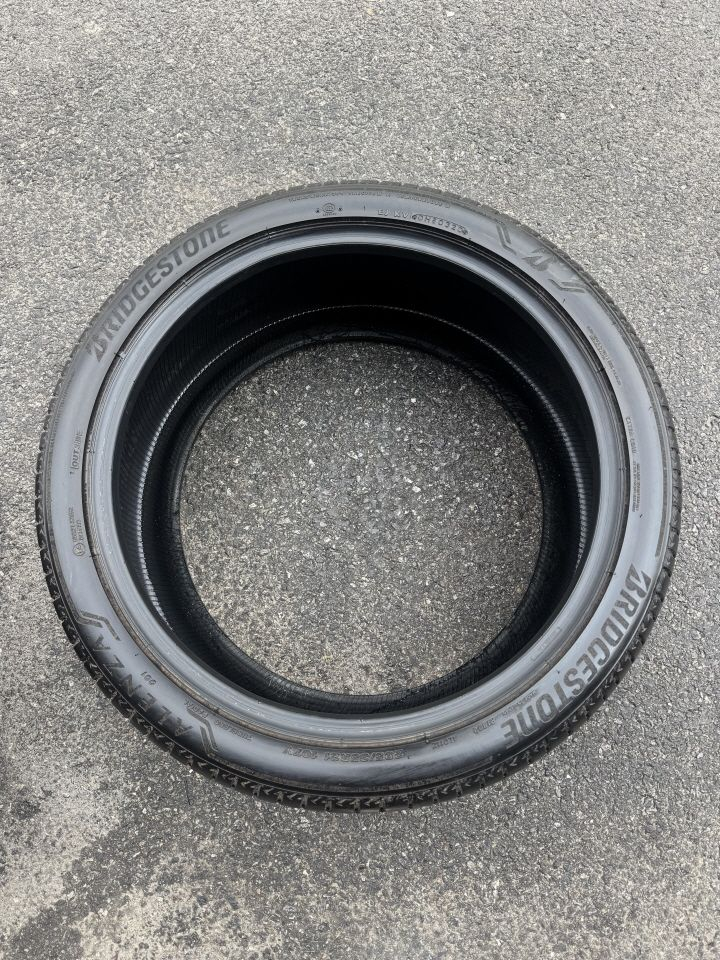 295 35 21 브릿지스톤 알렌자 001 중고 타이어 2짝 판매합니다 이미지