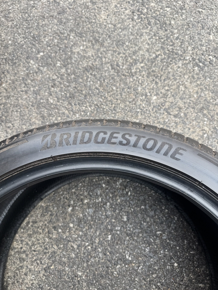 295 35 21 브릿지스톤 알렌자 001 중고 타이어 2짝 판매합니다 이미지