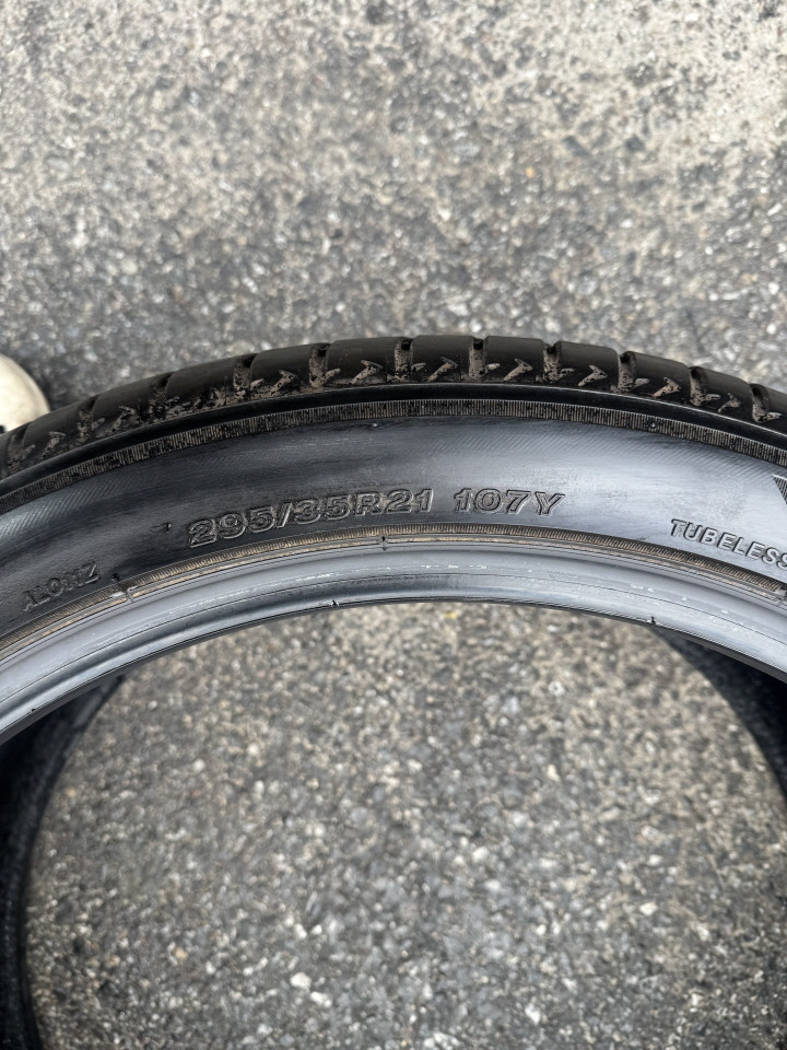 295 35 21 브릿지스톤 알렌자 001 중고 타이어 2짝 판매합니다 이미지