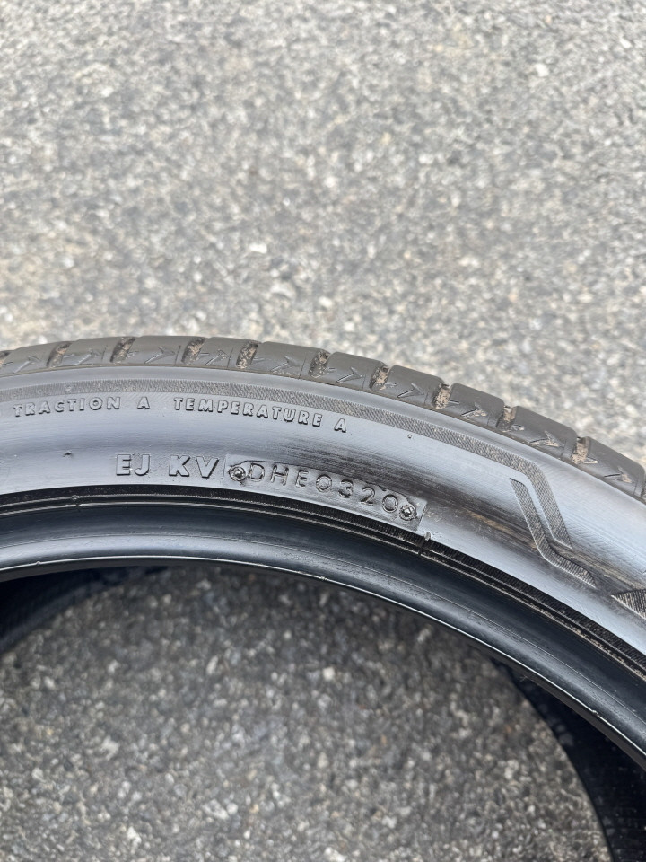 295 35 21 브릿지스톤 알렌자 001 중고 타이어 2짝 판매합니다 이미지