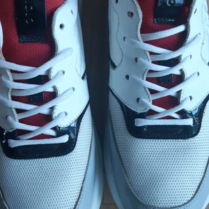 코이오 스니커즈275