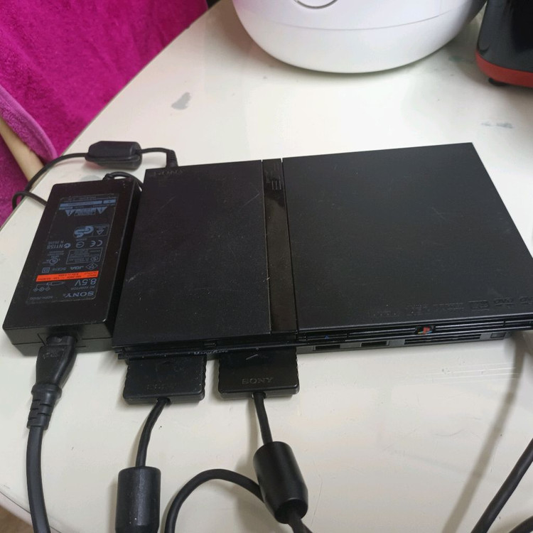 휴대용 게임기 본체 + 컨트롤러 2개 세트 이미지