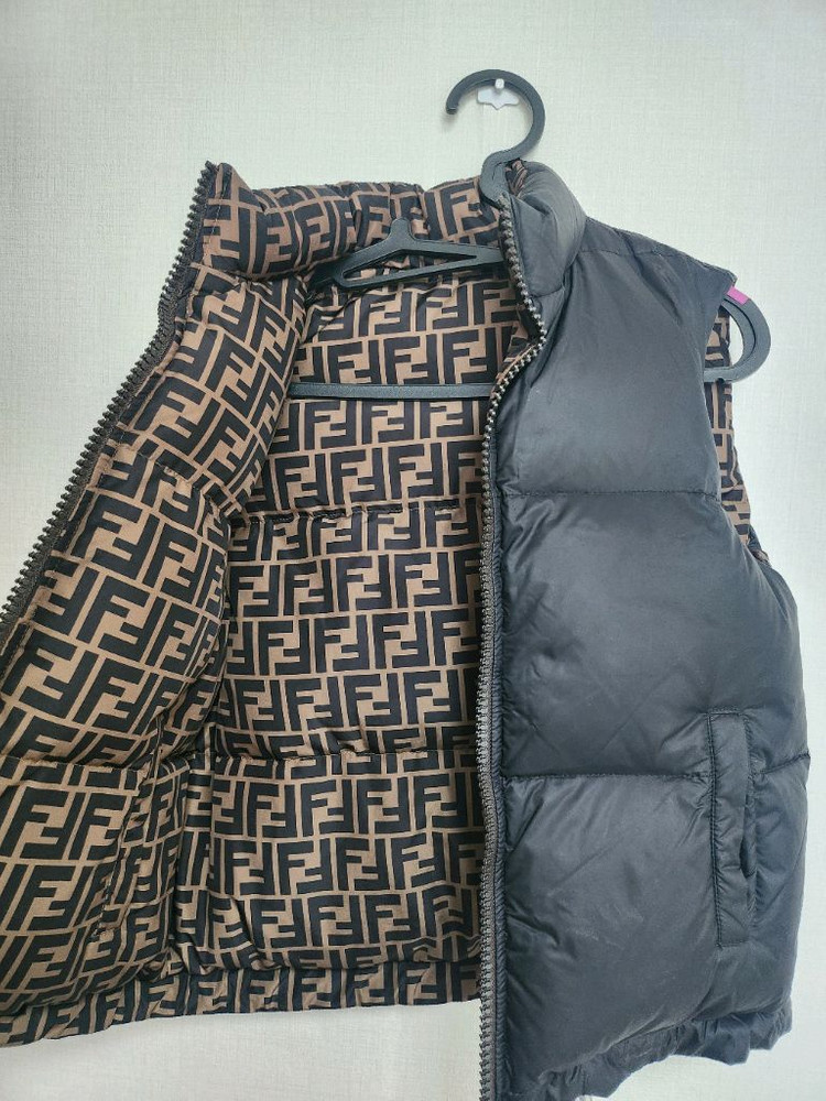 200만원대) 공용 펜디 키즈 10A 양면 패딩 조끼--1