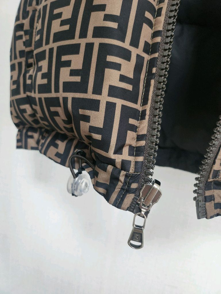 200만원대) 공용 펜디 키즈 10A 양면 패딩 조끼--3