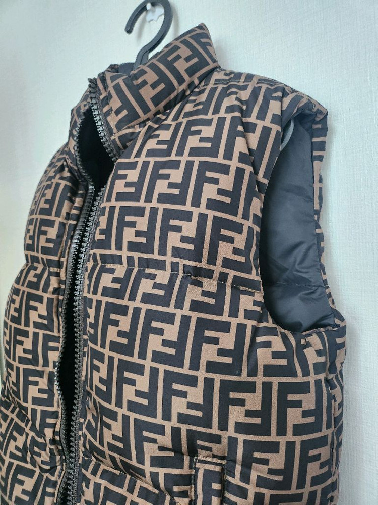 200만원대) 공용 펜디 키즈 10A 양면 패딩 조끼--4