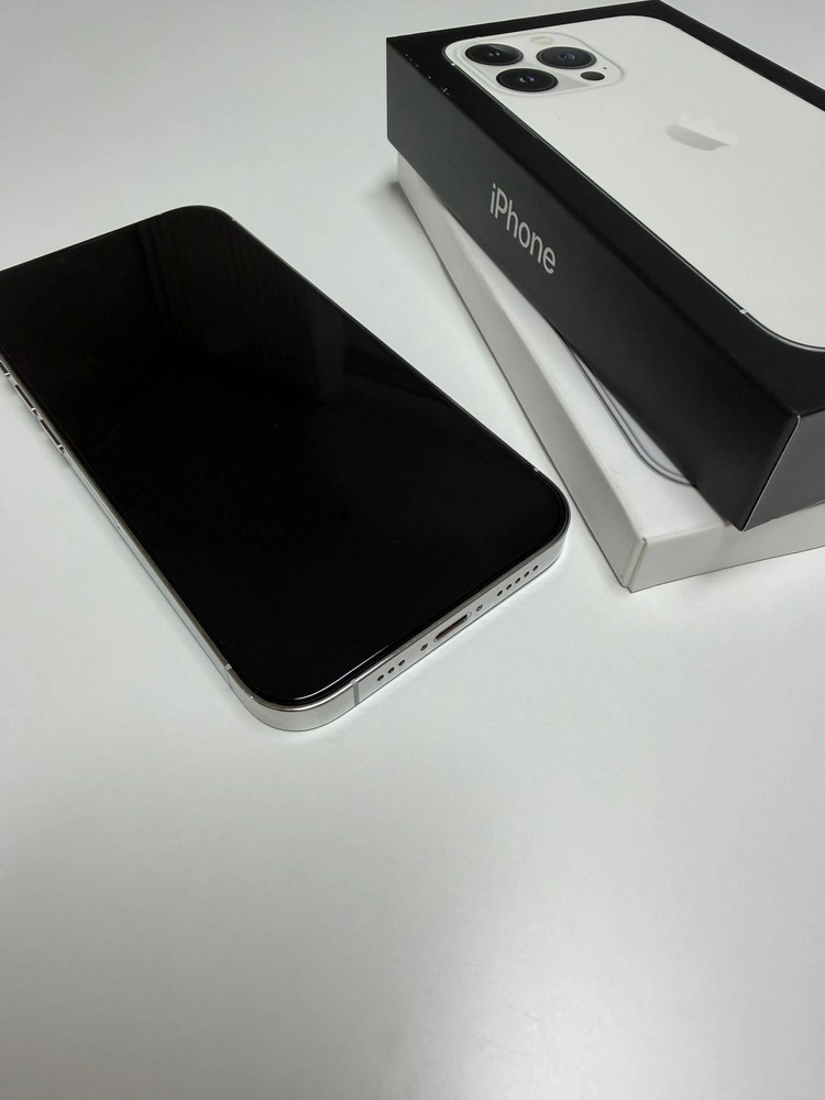 아이폰 13 Pro 실버 256GB + MagSafe 케이스 이미지