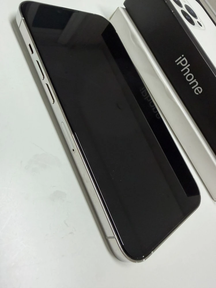 아이폰 13 Pro 실버 256GB + MagSafe 케이스 이미지