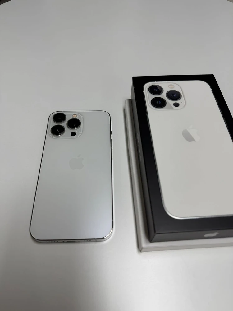 아이폰 13 Pro 실버 256GB + MagSafe 케이스 이미지