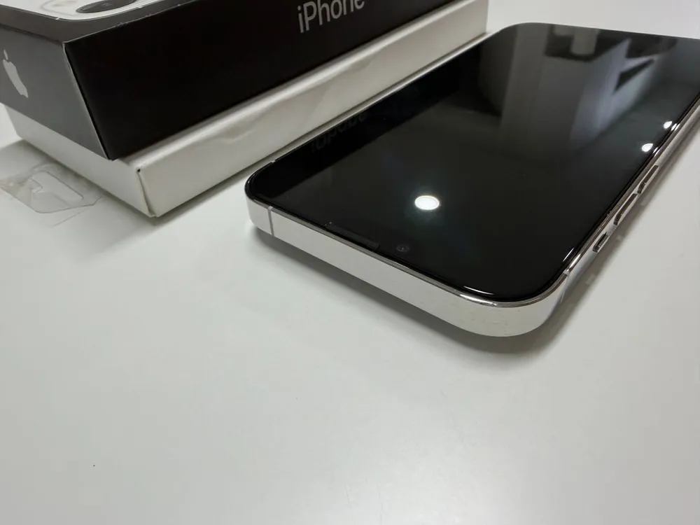 아이폰 13 Pro 실버 256GB + MagSafe 케이스 이미지